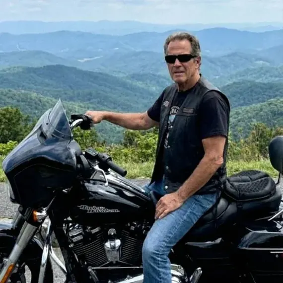 Gerrit L. op zijn Harley-Davidson, met uitzicht over de bergen