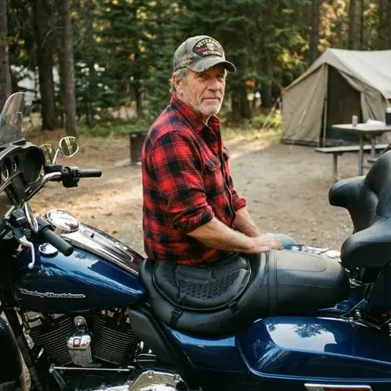 Rob P. op zijn Harley met SelleZen, op de camping