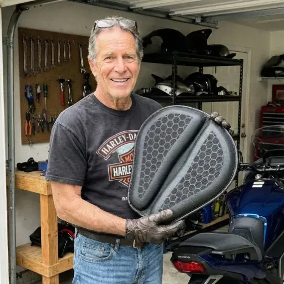 Niek J. met zijn SelleZen-kussen in zijn garage